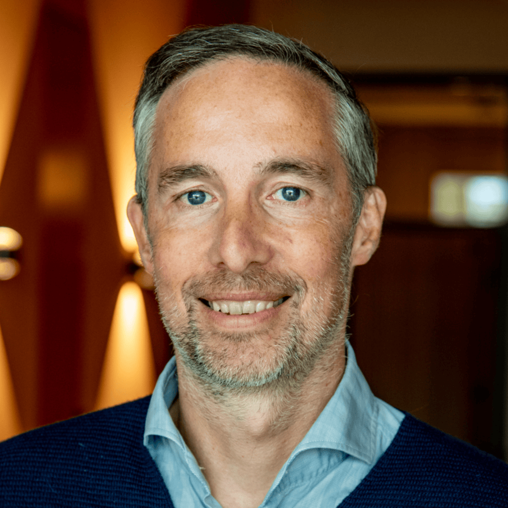 Lächelnder Mann in Innenraum